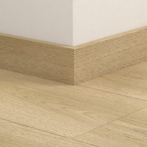 Плинтус ПВХ прямой для LVT Pergo PGVSK40302 Болотный дуб натуральный 2400х12х58 в интерьере