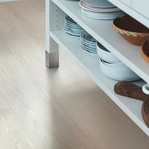 Плитка ПВХ Pergo Modern Plank Click V3131-40082 Дуб Светло-Серый 1510*210*4,5 (2,22) в интерьере