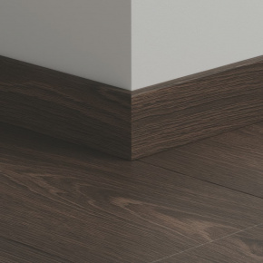 Плинтус ПВХ прямой для LVT Pergo PGVSK40178 Дуб крепкий 2400х12х58 в интерьере