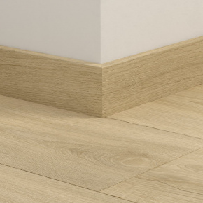 Плинтус ПВХ прямой для LVT Pergo PGVSK40305 Дуб характерный бледный 2400х12х58 в интерьере